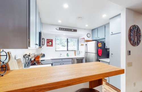 Lakeshore Condominio | Mountain retreat near the lake & skiing with deck, shared pool & grill