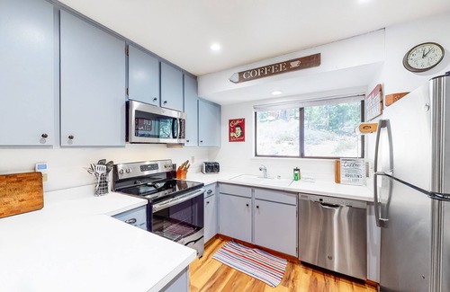 Lakeshore Condominio | Mountain retreat near the lake & skiing with deck, shared pool & grill