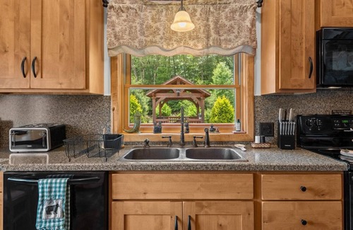 Kelayres Cabina | Mountain Retreat on 10 Acres, Hot Tub & Pond