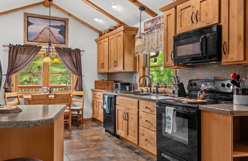 Kelayres Cabina | Mountain Retreat on 10 Acres, Hot Tub & Pond