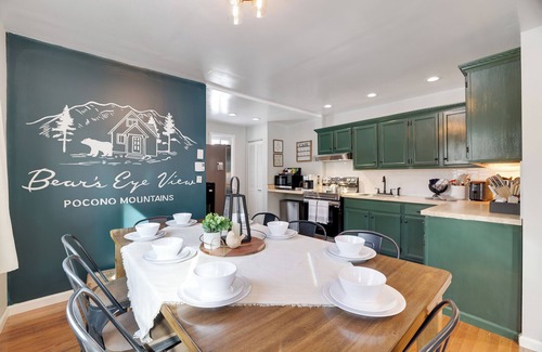 Albrightsville Cabina | Mountain Retreat + Hot Tub + Fire Pit + Game Room + Theater Room
