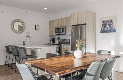 Golden Condominio | Mountain & River View | 3BR Penthouse in Golden