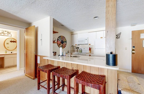 Lincoln Condominio | Mountain & river view condo w/ pool, hot tub, game room & walk to ski lift