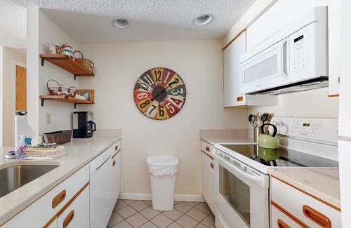 Lincoln Condominio | Mountain & river view condo w/ pool, hot tub, game room & walk to ski lift
