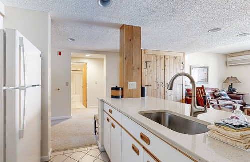 Lincoln Condominio | Mountain & river view condo w/ pool, hot tub, game room & walk to ski lift