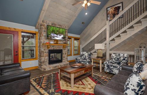 Gatlinburg Casa | Mountain Sunrise Pool Cottage chalet