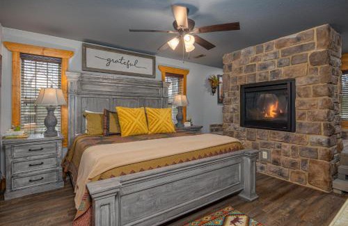 Gatlinburg Casa | Mountain Sunrise Pool Cottage chalet