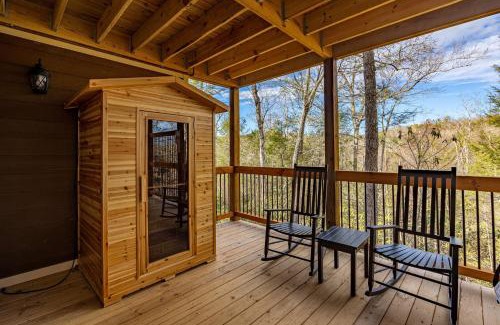 Gatlinburg Casa | Mountain Sunrise Pool Cottage chalet