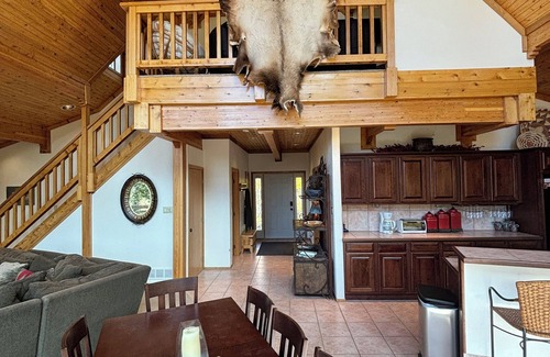 Angel Fire Cabina | Mountain Top 4-bedroom Lodge near Angel Fire with WiFi