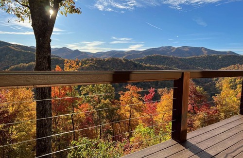 Topton Cabina | Mountain Top Lodge-Luxury Log Cabin Rental-Panoramic Mountain Views, High Speed Internet, Large Deck, Hot Tub, Fireplace in Nantahala NC!