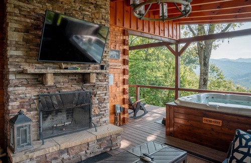 Topton Cabina | Mountain Top Lodge-Luxury Log Cabin Rental-Panoramic Mountain Views, High Speed Internet, Large Deck, Hot Tub, Fireplace in Nantahala NC!