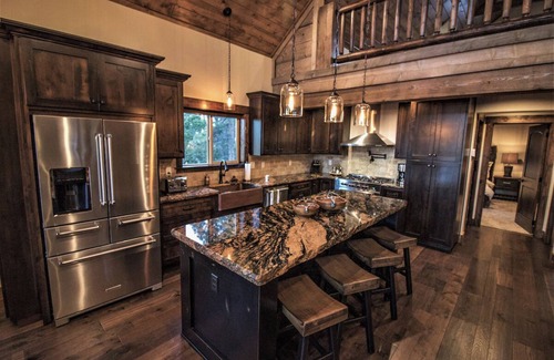 Duck Creek Village Cabina | Mountain Top Luxury Retreat - Elegant Cabin Near Zion and Bryce