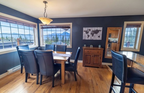 Golden Condominio | Mountain Views - Hot Tub - Ski In Ski Out at Kicking Horse Mountain Resort