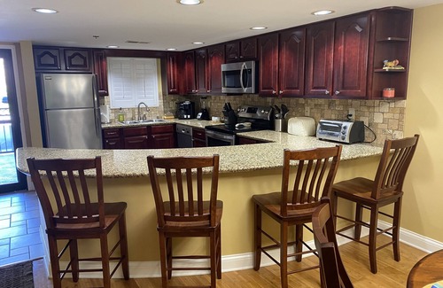 Gatlinburg Condominio | BEAUTIFUL ROARING FORK CREEK CONDO, 1ST FLOOR, NOW AVAIL 6-14/6-24-WALK TO GBURG