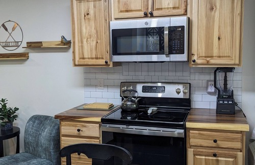 Lake Lure Condominio | Mountain Vibes & Morning Brews Studio retreat in Rumbling Bald-HI amenities!