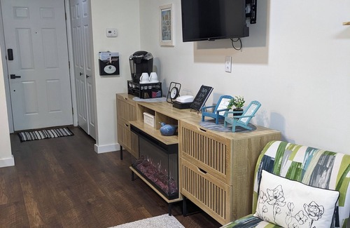 Lake Lure Condominio | Mountain Vibes & Morning Brews Studio retreat in Rumbling Bald-HI amenities!