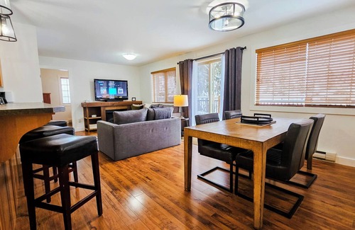 Golden Condominio | Mountain View: 2 bedroom mountain condo with hot tub