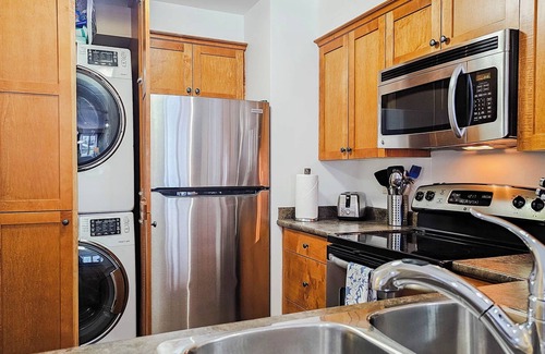 Golden Condominio | Mountain View: 2 bedroom mountain condo with hot tub
