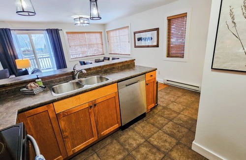 Golden Condominio | Mountain View: 2 bedroom mountain condo with hot tub