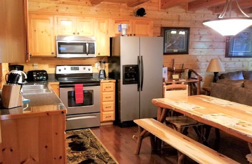 Gatlinburg - Pigeon Forge Cabina | Cabaña de lujo: conveniente, vista a la montaña, 2 suites, sala de juegos, hamaca, hoguera y más.