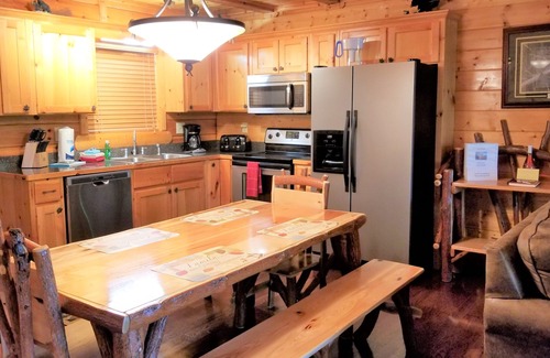 Gatlinburg - Pigeon Forge Cabina | Cabaña de lujo: conveniente, vista a la montaña, 2 suites, sala de juegos, hamaca, hoguera y más.
