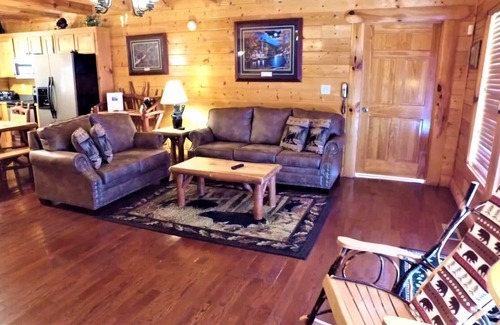 Gatlinburg - Pigeon Forge Cabina | Cabaña de lujo: conveniente, vista a la montaña, 2 suites, sala de juegos, hamaca, hoguera y más.