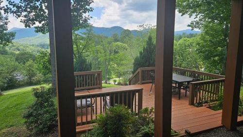 Sylva Apartamento | Mountain View 2BR Log Cabin Apt wPrivate BBQ Deck