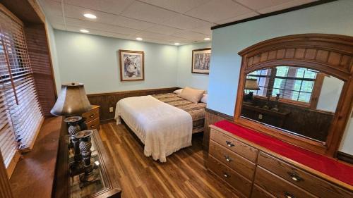 Sylva Apartamento | Mountain View 2BR Log Cabin Apt wPrivate BBQ Deck
