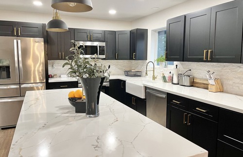 Oak Knoll Village Casa | Mountain View, 5-BR Estate-Jacuzzi-Game Room, <8 Min DT-Private Forested