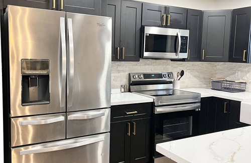 Oak Knoll Village Casa | Mountain View, 5-BR Estate-Jacuzzi-Game Room, <8 Min DT-Private Forested