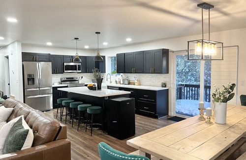 Oak Knoll Village Casa | Mountain View, 5-BR Estate-Jacuzzi-Game Room, <8 Min DT-Private Forested