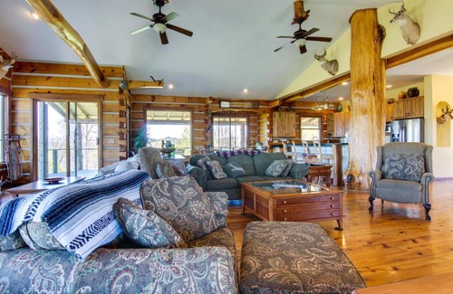 Marshall Casa | Mountain View and Fire Pit Rustic Marshall Getaway!