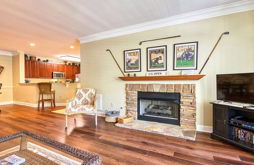 Maggie Valley Condominio | Mountain View and 8th green! 70" TV, gas fireplace, Fast WIFI,Amenities included