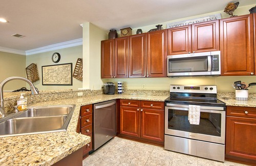 Maggie Valley Condominio | Mountain View and 8th green! 70" TV, gas fireplace, Fast WIFI,Amenities included