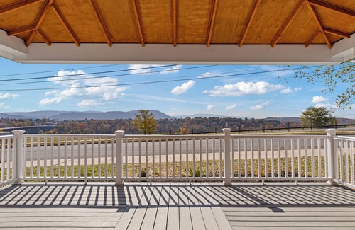 Riverton Casa | Mountain View Bungalow in Front Royal