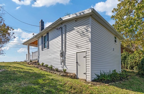 Riverton Casa | Mountain View Bungalow in Front Royal