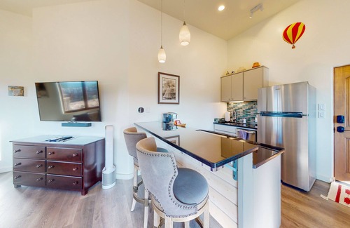 Taos Cabaña | Mountain-view casita with hot tub, pickeball court, walking labyrinth & orchard