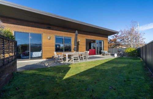 Te Anau Casa | Mountain View Comfort - Te Anau Holiday Home