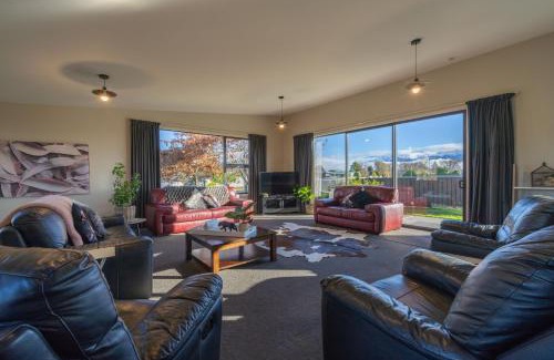 Te Anau Casa | Mountain View Comfort - Te Anau Holiday Home