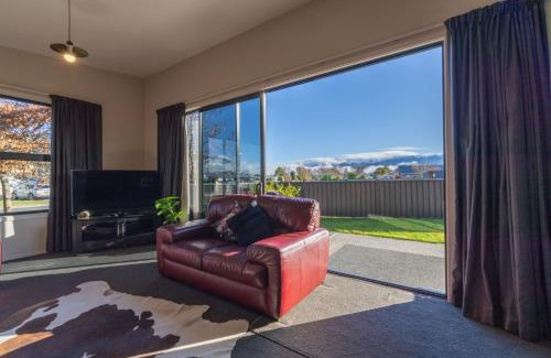 Te Anau Casa | Mountain View Comfort - Te Anau Holiday Home