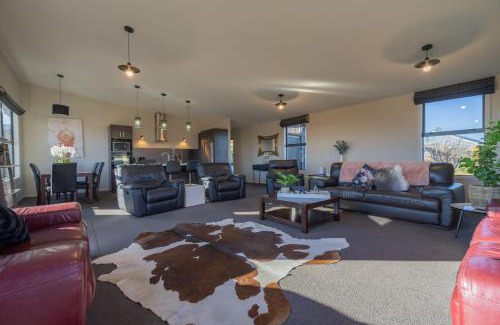 Te Anau Casa | Mountain View Comfort - Te Anau Holiday Home