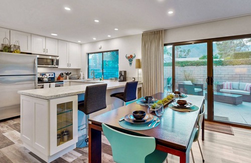Sunrise Vista Chino Condominio | Mountain-view condo in a mid-century community with 3 pools & tennis
