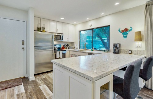 Sunrise Vista Chino Condominio | Mountain-view condo in a mid-century community with 3 pools & tennis