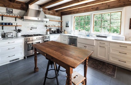 North Egremont Casa | Mountain View Estate Sleeps 18