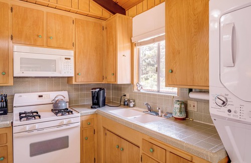Pine Mountain Club Cabina | Mountain-View Haven w/ Deck in Pine Mountain Club