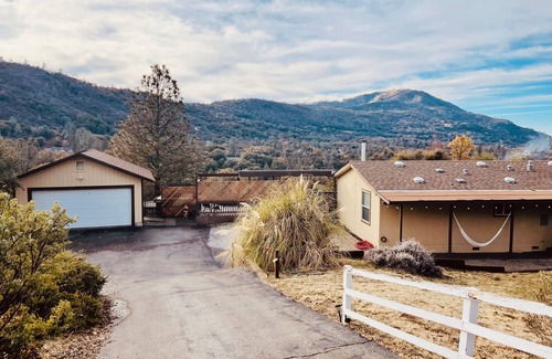 Oakhurst Casa | Mountain View Hideaway: Hot Tub, Near Yosemite & Bass Lake, Mountain View