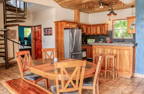 Quepos Casa | Mountain-view home with private infinity pool & outdoor shower - dog-friendly