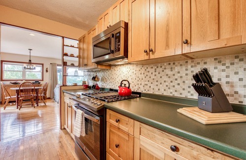 Sylva Casa | Mountain-view home with deck, grill, fireplace, & washer/dryer - dogs welcome