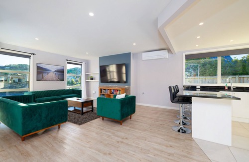 Kaikoura Casa | Mountain View - Kaikoura Holiday Home