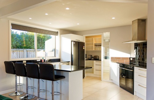 Kaikoura Casa | Mountain View - Kaikoura Holiday Home